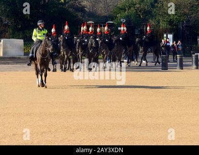 Londra, Inghilterra, Regno Unito. 11am Cambio giornaliero della Guardia in Horse Guards Parade. Blues e Royals (Household Cavalry) in arrivo Foto Stock