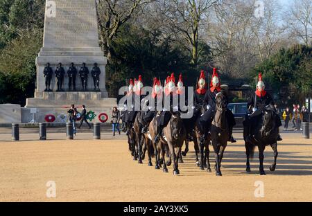 Londra, Inghilterra, Regno Unito. 11am Cambio giornaliero della Guardia in Horse Guards Parade. Blues e Royals (Household Cavalry) in arrivo Foto Stock