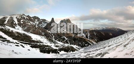 Vista panoramica della cima del Monte Ciucas in inverno, parte della catena dei Carpazi rumeni Foto Stock