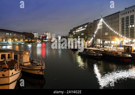 Berlino, Germania. 06th Feb, 2020. Le navi ancorano nel porto del museo sulla Märkische Ufer o sulla riva del Fischerinsel. Sullo sfondo c'è il ponte Jannowitz che attraversa il fiume, a sinistra le case sulla riva Roland con la scritta rossa illuminata 'SoVD' della Sozialverband Deutschland e.V. Credit: Soeren Stache/dpa-Zentralbild/ZB/dpa/Alamy Live News Foto Stock