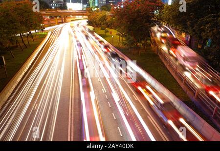 Il traffico di notte nella città di occupato Foto Stock