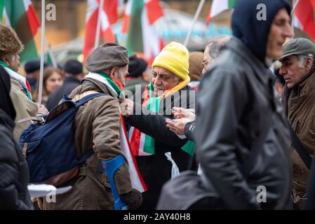 Monaco, Germania. 14th Feb, 2020. Monaco 14. Febbraio 2020 - Exile Iraniani con bandiere sostenitori di Maryam Rajavi, leader di opposizione iraniana, che partecipa a un rally a Monaco venerdì 14 febbraio. Gli iraniani protestavano per la presenza di Javad Zarin, ministro degli Esteri iraniano alla conferenza sulla sicurezza di Monaco. Gli iraniani, che partecipano a un raduno organizzato dal Consiglio Nazionale Di Resistenza dell'Iran, accusano il regime iraniano di crimini contro l'umanità per aver ucciso 1500 dissidenti civili nelle proteste civili. I manifestanti chiedono un boicottaggio delle prossime elezioni parlamentari in Iran e chiedono Foto Stock