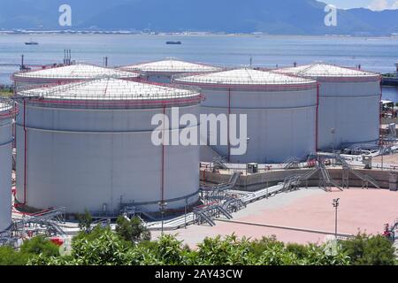 Bianco di grandi serbatoi di benzina o olio Foto Stock