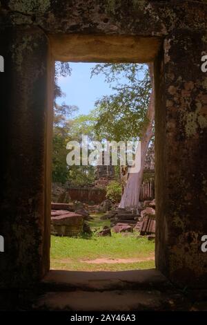 Porta di pietra che porta alle rovine del cortile principale del tempio di Banteay Kdei, nel complesso Angkor Wat vicino a Siem Reap, Cambogia. Foto Stock