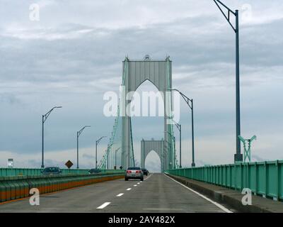 Jamestown, Rhode Island - settembre 2017: Impressionante vista panoramica del ponte Jamestown, con veicoli in viaggio. Foto Stock