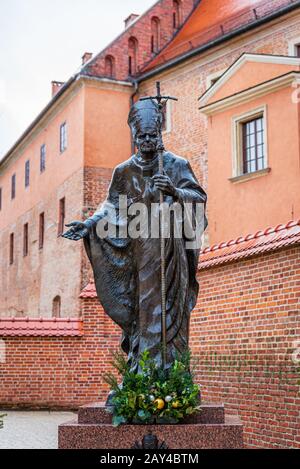 Statua di Papa Giovanni Paolo II nel Castello di Wawel, Cracovia, Polonia Foto Stock