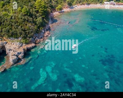 Veduta aerea del promontorio di Mogren tra le spiagge di Mogren. Budva. Montenegro. Coste frastagliate con scogliere a picco sul mare trasparente. Selvaggio Foto Stock
