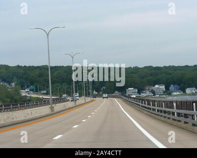 Jamestown, Rhode Island-settembre 2017: Vista panoramica lungo il ponte di Jamestown Verrazzano. Foto Stock