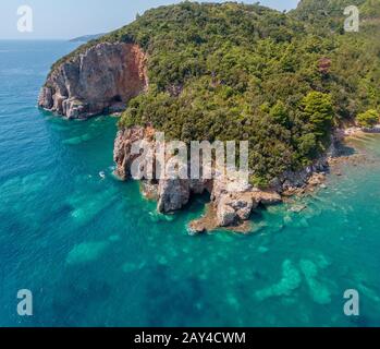 Veduta aerea del promontorio di Mogren tra le spiagge di Mogren. Budva. Montenegro. Coste frastagliate con scogliere a picco sul mare trasparente. Selvaggio Foto Stock