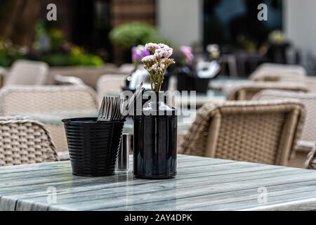 Primo piano shot di mensa vuota o tavoli ristorante con sedie sulla strada - immagine Foto Stock