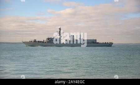 Febbraio 06th 2020, Portsmouth, Hampshire, Regno Unito. La Royal Navy F237 tipo 23 fregate HMS Westminster con partenza dal porto di Portsmouth, Foto Stock