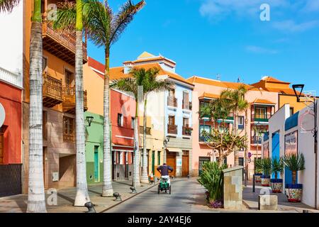 Puerto de la Cruz, Tenerife, Spagna - 13 dicembre 2019: Strada nella città vecchia di Puerto de la Cruz, le Canarie Foto Stock