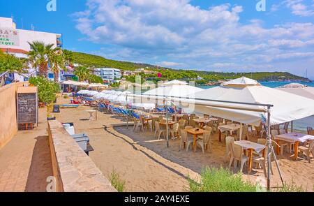 Agia Marina, Aegina Island, Grecia - 13 settembre 2019: Spiaggia con caffè all'aperto ad Agia Marina nell'isola di Aegina Foto Stock