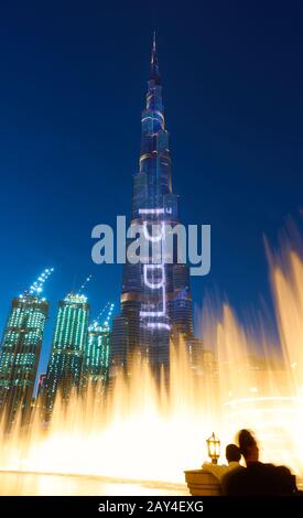 Dubai, Emirati Arabi Uniti - 01 febbraio 2020: La fontana di Dubai e l'edificio Burj Khalifa di notte Foto Stock