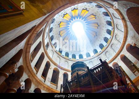 Gerusalemme, Israele - 20 maggio 2009: Cupola con raggio di luce discendente sulla Chiesa del Santo Sepolcro a Gerusalemme Foto Stock