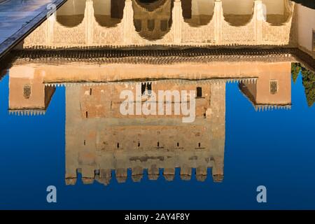 Riflessione della Corte dei Mirti al palazzo dell'Alhambra, Granada, Andalusia, Spagna nel mese di febbraio Foto Stock