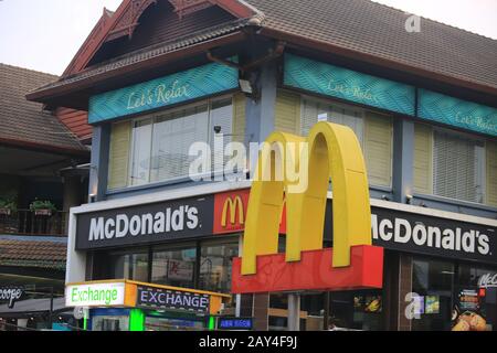 Ristorante McDonald con il grande logo nel centro della città, McDonald è la più grande catena di ristoranti fast food al mondo Foto Stock