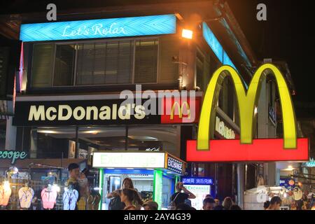 Ristorante McDonald con il grande logo nel centro della città, McDonald è la più grande catena di ristoranti fast food al mondo Foto Stock