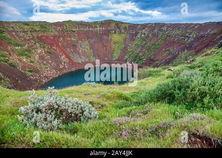 Kerio Volcanic Crater Lake è inoltre chiamato Kerid o Kerith nel sud dell'Islanda è Parte del Golden Circle Route. Foto Stock