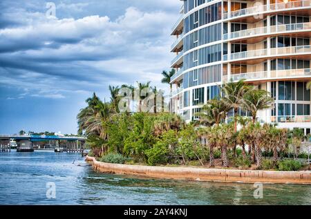 Boca Raton Inlet, edifici e vegetazione sopra l'acqua, Florida, Stati Uniti Foto Stock