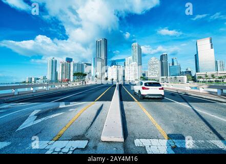 Strada per il centro cittadino di Miami da Brickell Key Drive Foto Stock