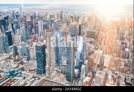 La città di New York in elicottero dal punto di vista. Midtown Manhattan e cantieri di Hudson in un giorno nuvoloso, STATI UNITI D'AMERICA Foto Stock