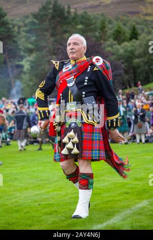 Scottish Pipe band Drum Major in Highland Dress al Braemar Highland Games, Scozia, Regno Unito Foto Stock