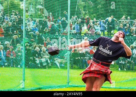 Indossando Tartan Un Concorrente In Kilted, mettendo la pietra, al Braemar Highland Scottish Games, Scozia, UK  Heavy Weight lancio eventi Foto Stock