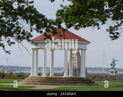 Newport, Rhode Island - Settembre 2017: Gazebo aperto al King Park Brenton Cove al Newport Harbor. Foto Stock