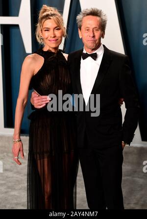 Brian Grazer (a destra) e Veronica Smiley frequentano il Vanity Fair Oscar Party che si tiene presso il Wallis Annenberg Center for the Performing Arts di Beverly Hills, Los Angeles, California, USA. Foto PA. Data Immagine: Domenica 9 Febbraio 2020. Vedi la storia di PA SHOWBIZ Oscars Party. Photo credit dovrebbe leggere: Ian West/PA Wire Foto Stock