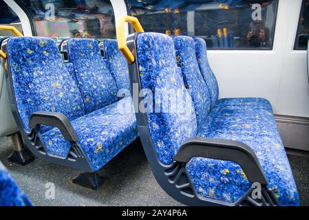 Interno del vuoto città metropolitana treno Foto Stock