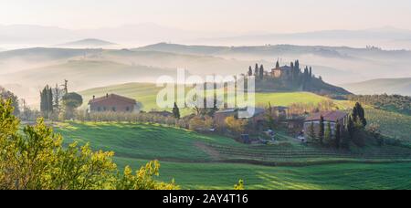 Alba sulla Val D'Orcia, nei pressi di San Quirico d'Orcia, Siena, Toscana, Italia Foto Stock