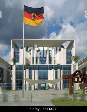 Berlino, Germania. 22nd ottobre 2003. L'ingresso principale della Cancelleria federale, costruita secondo i piani degli architetti Axel Schultes e Charlotte Frank e consegnata nel 2001. Credito: Paul Glaser/dpa-Zentralbild/ZB/dpa/Alamy Live News Foto Stock