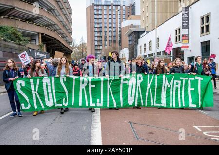 Bristol, Regno Unito, 14th febbraio, 2020. Gli studenti del Bristol College e i bambini delle scuole sono raffigurati mentre prendono parte a una marcia di protesta contro il cambiamento climatico attraverso il centro di Bristol. Gli studenti che hanno tenuto scioperi mensili durante le precedenti condizioni scolastiche sono usciti di nuovo dalla scuola oggi come parte di un'azione di sciopero coordinata a livello nazionale per forzare l'azione sulla politica in materia di cambiamento climatico. Credito: Lynchpics/Alamy Live News Foto Stock