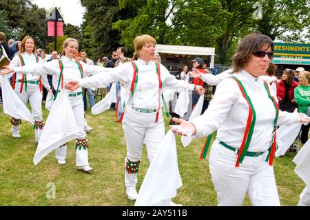 Oyster Women morris Dancers. La danza Morris è una danza folk inglese risalente al 15th secolo; questi sono alcuni dei partecipanti in una tradizionale sfilata inglese del giorno di maggio. Foto Stock