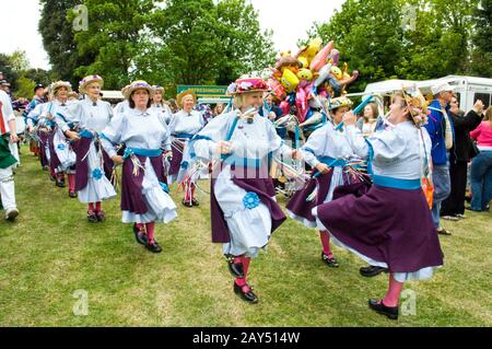 Bollitore ponte Clog morris ballerini. La danza Morris è una danza folk inglese risalente al 15th secolo; e sono alcuni dei partecipanti in una tradizionale sfilata inglese del giorno di maggio. Foto Stock