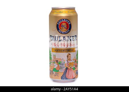Monaco di Baviera - 14 FEBBRAIO: Paulaner Beer alluminio Può isolato su sfondo bianco a Monaco il 14 febbraio. 2020 in Germania Foto Stock