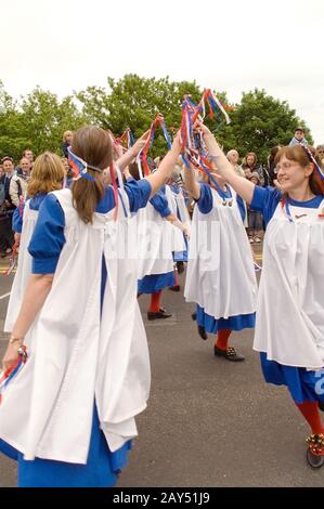 Betty Luptons Ladle Laikers morris ballerini. La danza Morris è una danza folk inglese risalente al 15th secolo; e sono alcuni dei partecipanti in una tradizionale sfilata inglese del giorno di maggio. Foto Stock