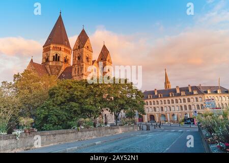 1 agosto 2019, Metz, Francia: La strada della città conduce all'antica chiesa di Neuf Tempio durante l'alba Foto Stock