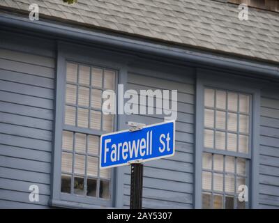 Finestre di un vecchio edificio con un segno di addio Street a Newport, Rhode Island. Foto Stock