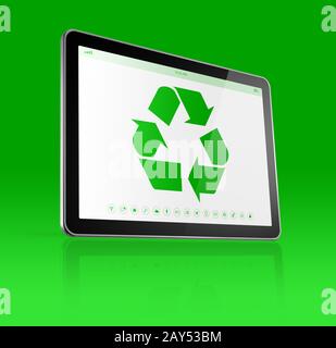 Digital tablet PC con un simbolo di riciclaggio sullo schermo. concetto ecologico Foto Stock