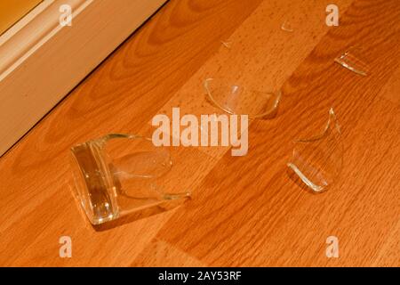 Il vetro rotto sul pavimento Foto Stock