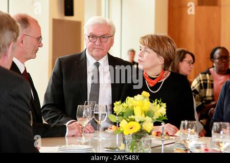 Dresda, Germania. 13th Feb, 2020. Frank-Walter Steinmeier e la moglie Elke Budenbender in una reception per il 75th anniversario della distruzione di Dresda nel nuovo Municipio. Dresda, febbraio 13th, 2020 | utilizzo credito mondiale: DPA/Alamy Live News Foto Stock