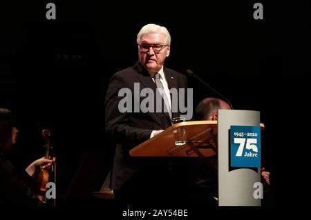 Dresda, Germania. 13th Feb, 2020. Frank-Walter Steinmeier alla cerimonia di commemorazione per il 75th anniversario della distruzione di Dresda nella Seconda guerra mondiale nel Kulturpalast. Dresda, febbraio 13th, 2020 | utilizzo credito mondiale: DPA/Alamy Live News Foto Stock