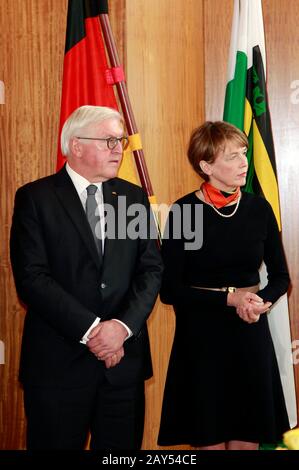 Dresda, Germania. 13th Feb, 2020. Frank-Walter Steinmeier e la moglie Elke Budenbender in una reception per il 75th anniversario della distruzione di Dresda nel nuovo Municipio. Dresda, febbraio 13th, 2020 | utilizzo credito mondiale: DPA/Alamy Live News Foto Stock