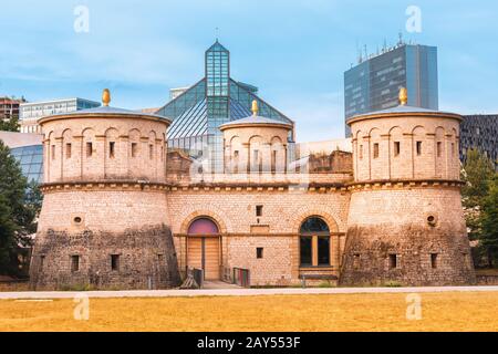 Edificio restaurato della vecchia fortezza tre ghiande in Lussemburgo. Oggi è un museo moderno Foto Stock