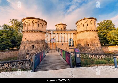 1 agosto 2019, Lussemburgo: Edificio restaurato della vecchia fortezza tre ghiande in Lussemburgo. Oggi è un museo moderno Foto Stock