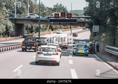 2 agosto 2019, Saarbrucken, Germania: Un incidente sulla superstrada. Macchina di polizia sul lato della strada vicino al trasgressore Foto Stock