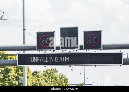Il display elettronico delle informazioni con limite di velocità segnala la situazione di emergenza che precede su un'autostrada in Germania Foto Stock
