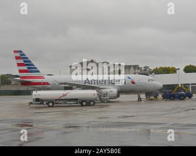 Baltimora, Maryland - Settembre 2017: Un aereo della American Airlines carica i passeggeri al Baltimore Washington International Thurgood Marshall Airpor Foto Stock